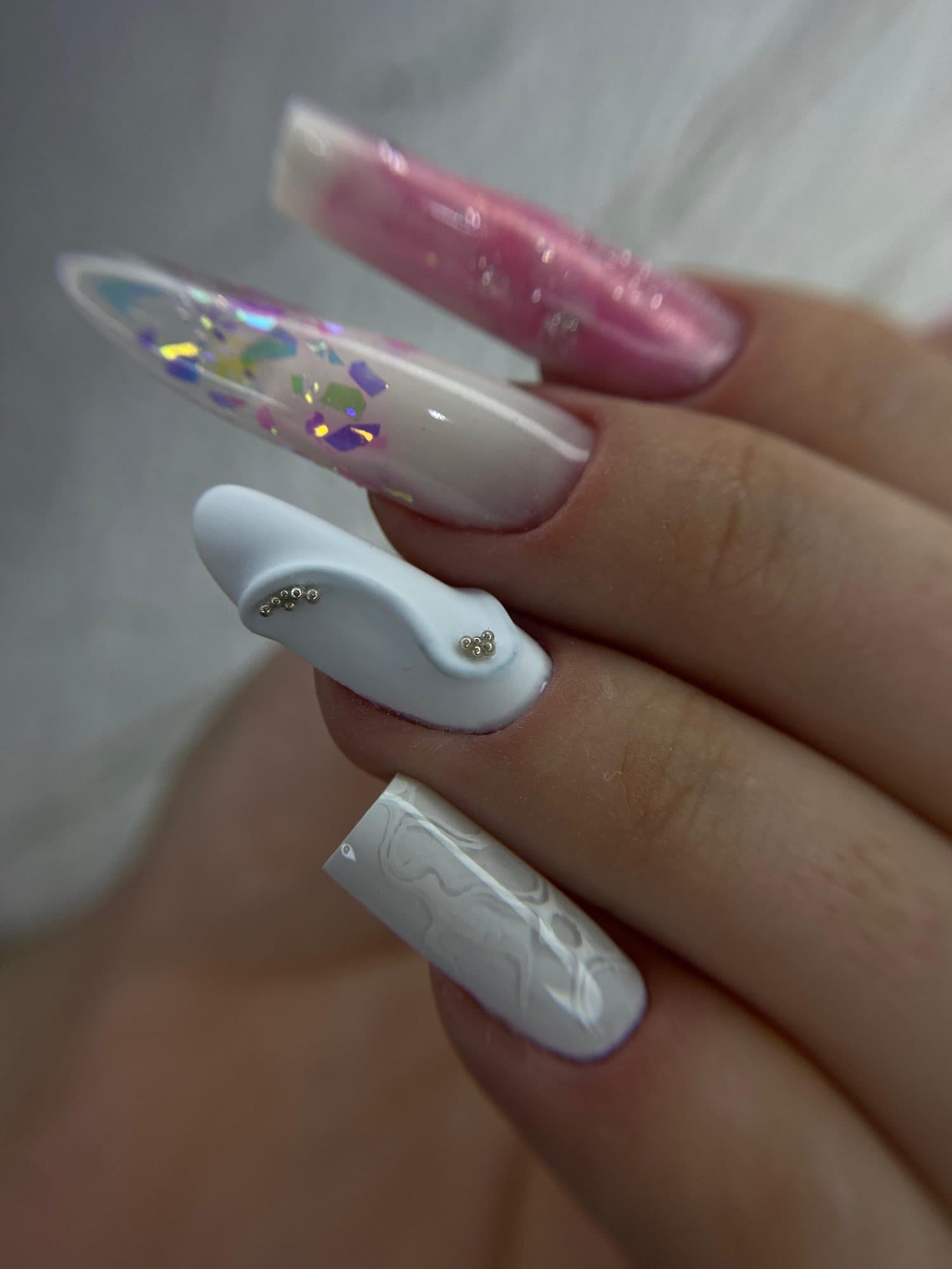 Unghii lungi albe și roz, cu design 3D și încapsulat
