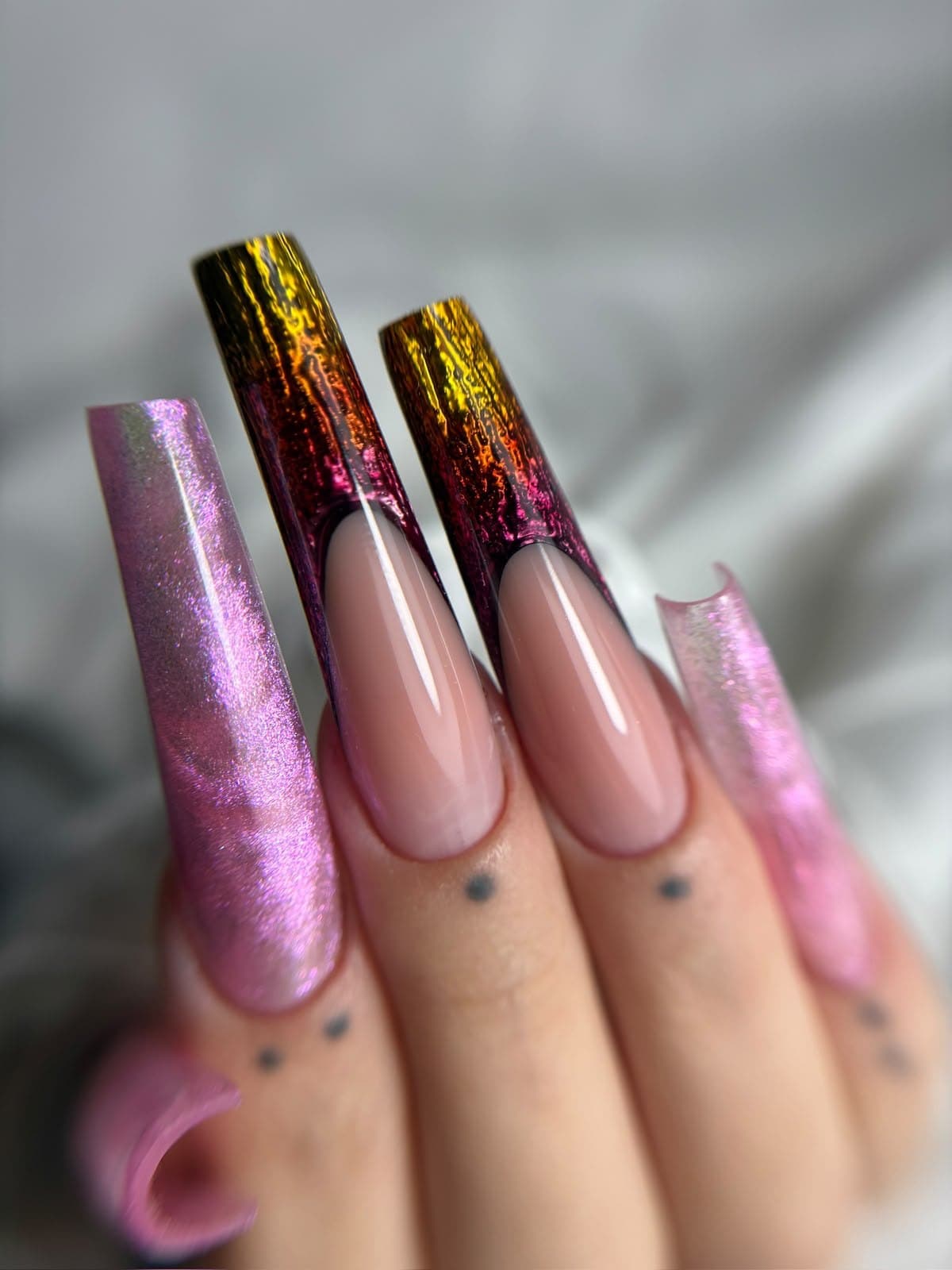 Unghii pătrate lungi cu french cromat auriu și roz și design cat eye roz