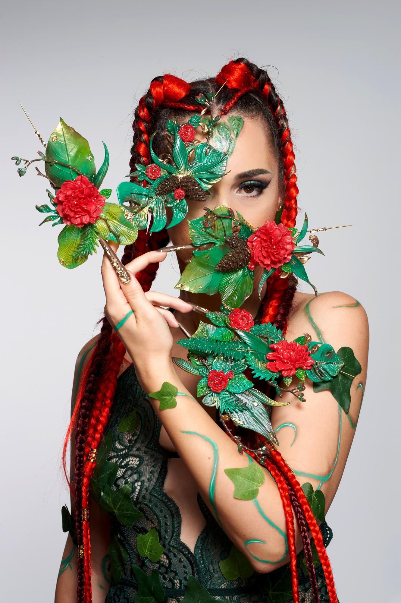 Monica Andreea într-o ședință foto artistică, cu unghii sculptate în formă de flori