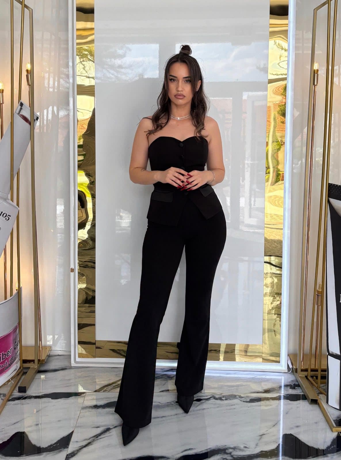 Monica Andreea în salonul ei din București