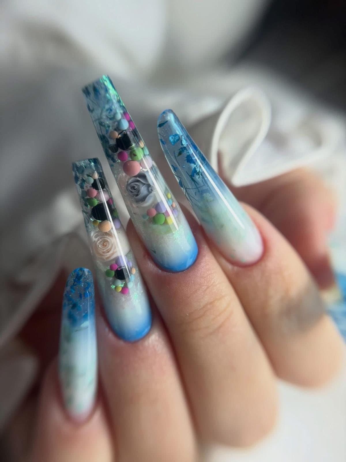 Unghii lungi cu design încapsulat în nuanțe de albastru, lucrare Monica Andreea